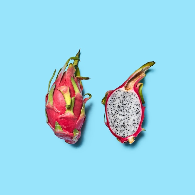 Frutta del drago o frutta esotica matura pitahaya su uno sfondo blu con spazio di copia laici piatta