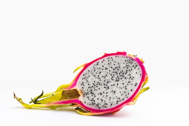 Dragon fruit, pitaya geïsoleerd op een witte achtergrond met uitknippad.