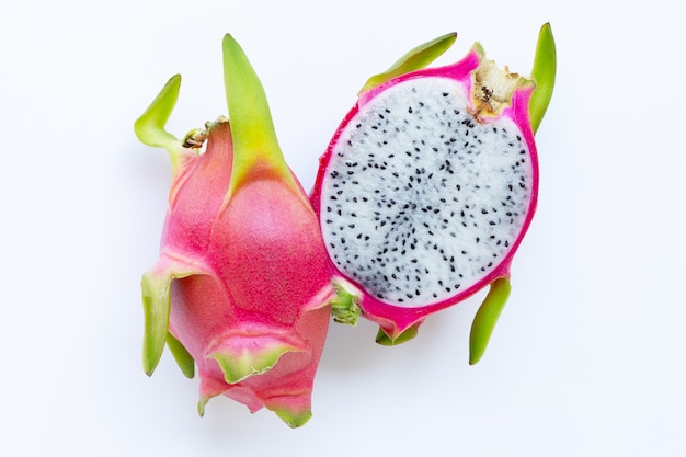 Foto frutta del drago, pitaya isolata su bianco.