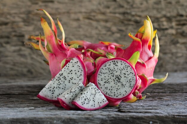 Dragon fruit pitaya op houten tafel