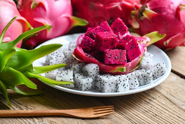 Fetta di frutta drago su piatto bianco con sfondo pitahaya fresco bianco e rosa rosso porpora drago frutta tropicale nel concetto di frutta sana tailandia asiatica