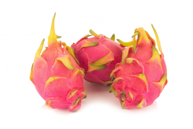 Dragon fruit tegen witte achtergrond wordt geïsoleerd die