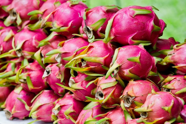 Dragon Fruit was verkoop in de straatmarkt van Thailand voor achtergrondgebruik