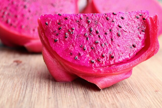 Photo dragon fruit on wood background