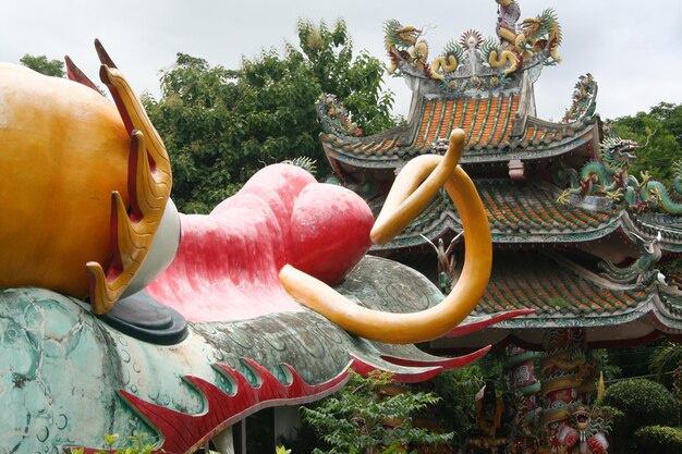 Photo dragon statue by historic temple