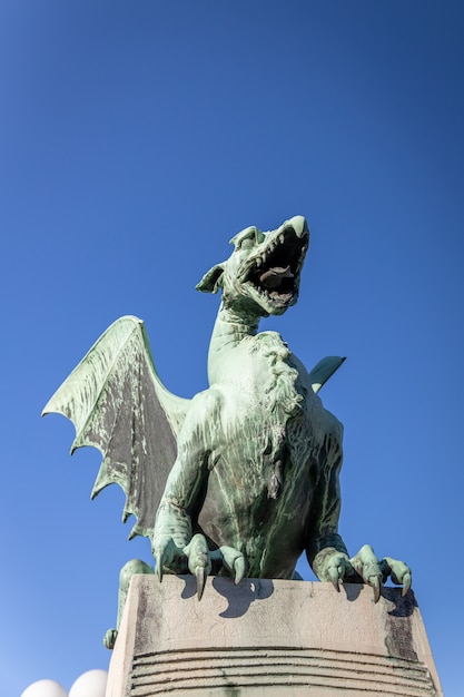 スロベニア、リュブリャナ市の有名なドラゴンブリッジの竜の像