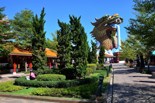 タイのスパンブリーにあるスパンブリー市の柱神社の龍像