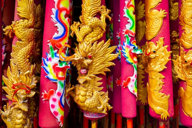 Dragon wierookstokjes voor respect boeddhabeeld in Chinese tempel