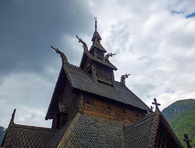 Foto draghi sul tetto della chiesa di legno di borgund