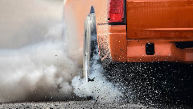 Dragracewagen verbrandt rubber van zijn banden ter voorbereiding op de race