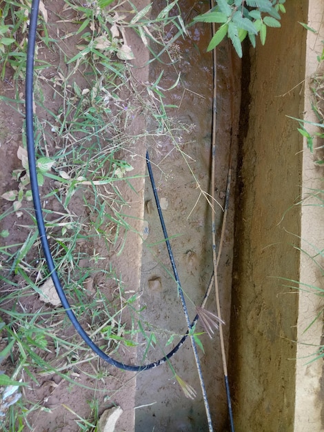 drainage die door droogte geen water meer afvoert. kabels achtergelaten in afvoeren