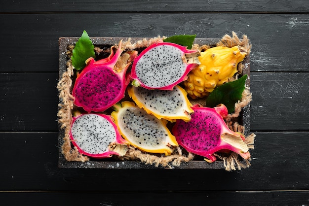 Drakenfruit in Houten Kist Pitahaya Tropisch Fruit Bovenaanzicht Vrije ruimte voor tekst