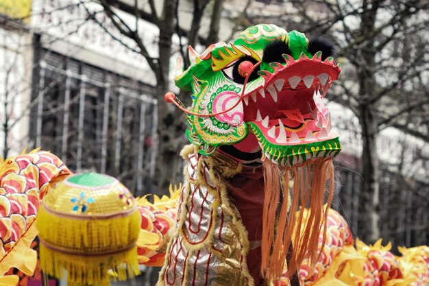 Drakenkostuum tijdens het Chinese Nieuwjaar