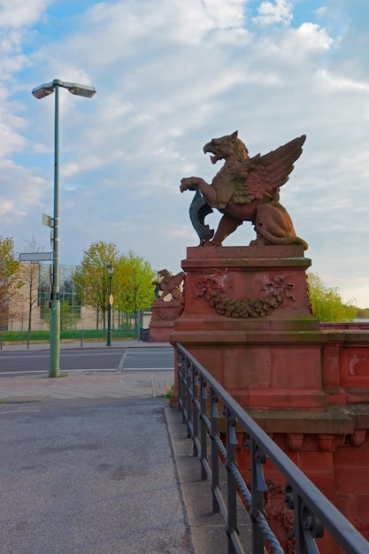 Drakenstandbeeld op de Bruckendrache der Moltkebrucke-brug in Centraal Berlijn, Duitsland