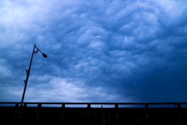 劇的な抽象的な雲と青空