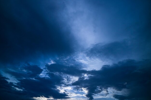 劇的な抽象的な雲と青空