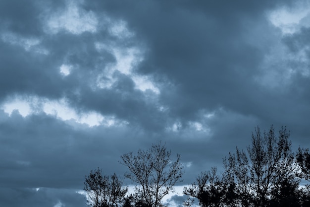 劇的な抽象的な雲と青空