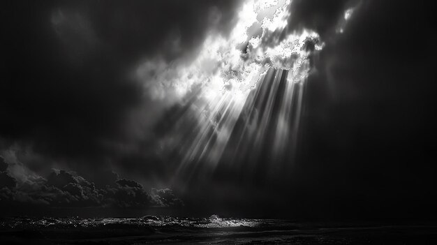폭풍우가 불어오는 바다의 극적인 흑백 이미지, 파도가 해안에 부히고 하늘은 어두운 구름으로 가득 차 있습니다.