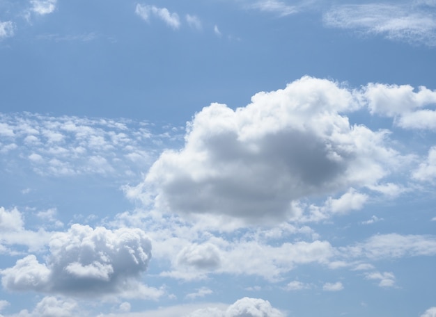 雲の背景と劇的な青い空