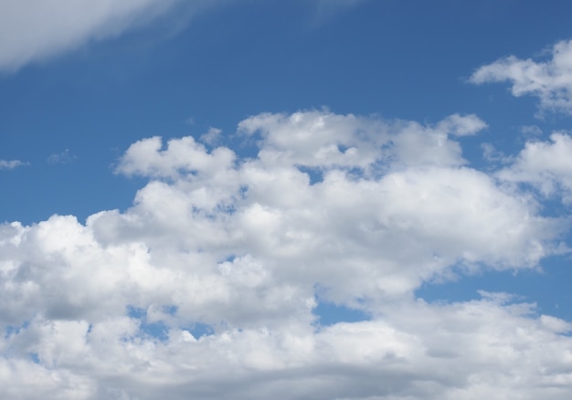 雲の背景と劇的な青い空