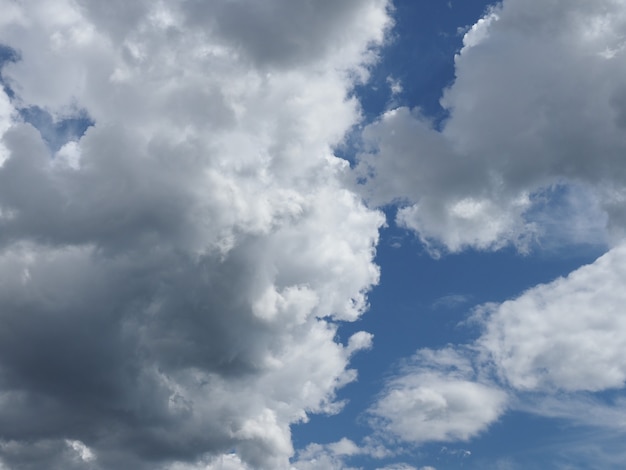 雲の背景と劇的な青い空