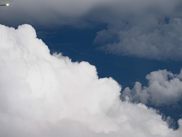 雲の背景と劇的な青い空