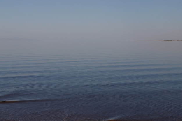 嵐の前の劇的な穏やかな暗い海、自然な写真の背景。