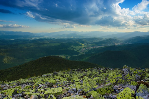 극적인 Carpathians 풍경