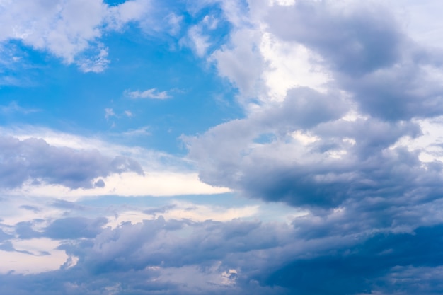 写真 劇的な雲の空の背景重い雨の雲美しい雲景青い色