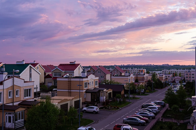 Фото Драматические облака в небе. заход солнца. романтическое настроение