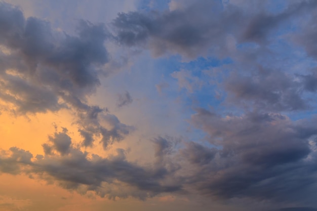 日没の劇的な雲キエフウクライナ