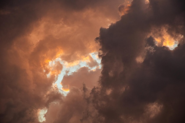 Foto nubi drammatiche nuvole molto belle vista fantastica delle nuvole giallomarrone