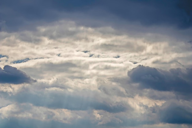 大雨の前の劇的な雲景、暗い雲、大きな嵐