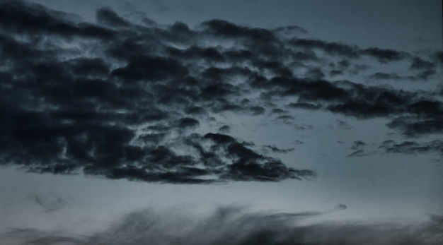 写真 劇的なcloudscape自然な背景。抽象的な自然の雰囲気の背景。劇的な背景空と夕暮れ時にカラフルな雲。サイトのコピースペース