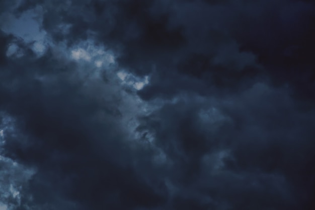 Foto cloudscape drammatico sfondo naturale. ambiti di provenienza astratti dell'atmosfera della natura. sfondo drammatico cielo e nuvole colorate al tramonto. copia spazio per il sito