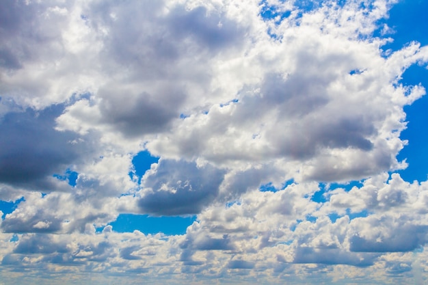 夏の劇的な雲の空、空中での雲の塊