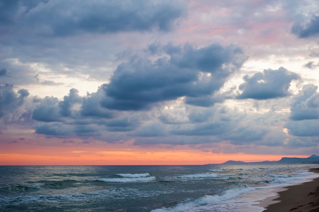 Drammatiche nuvole colorate e mare