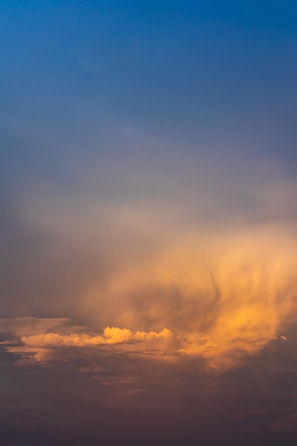 写真 薄明かりの色の空と雲と劇的なカラフルな曇り空の夕日グラデーションカラー空のテクスチャ抽象的な自然の背景