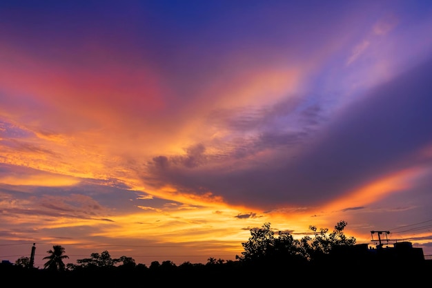 Foto drammatica formazione di nubi monsoniche colorate nel cielo durante il tramonto