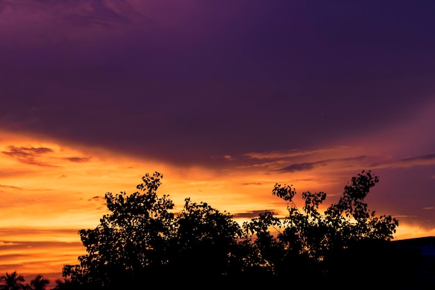 Drammatica formazione di nubi monsoniche colorate nel cielo durante il tramonto