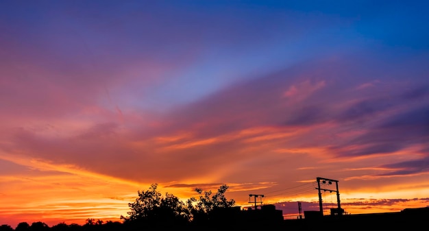 Foto drammatica formazione di nubi monsoniche colorate nel cielo durante il tramonto