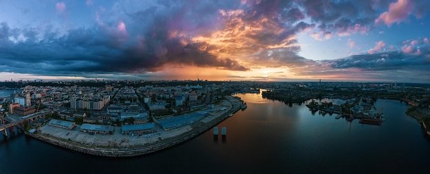 Drammatico tramonto colorato sul fiume dnipro a kiev sfondo di viaggio in ucraina grande panorama dal drone