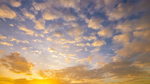 Cielo drammatico di sera di mattina e di alba variopinta drammatica di mattina con il bello mare della nuvola.