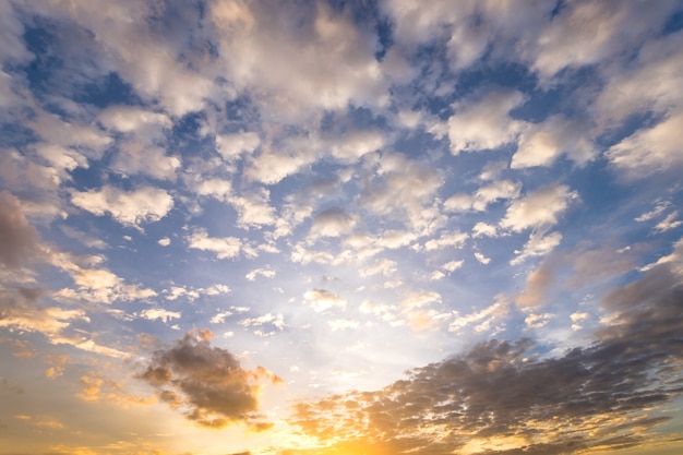 劇的なカラフルな夕日と日の出夕暮れの空村のバックグラウンドの美しい雲とシルエット