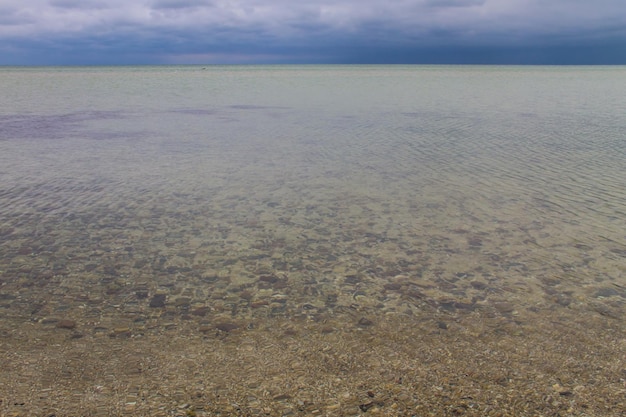 アゾフ海の劇的な暗い曇り空