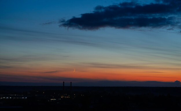 Foto drammatico cielo blu scuro e arancione al tramonto sfondo naturale