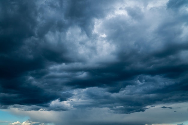 雷雨の前の劇的な暗い嵐の雲