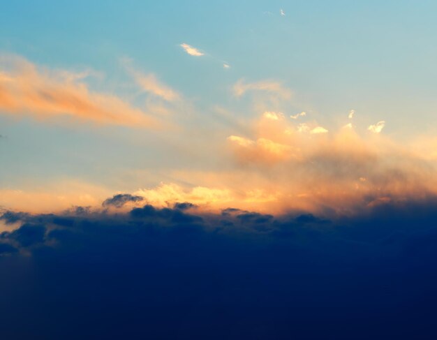 劇的な夕方の夕焼け雲の背景