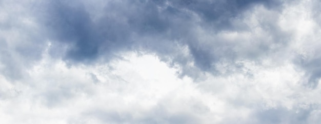 Photo dramatic grey clouds beautiful sky with white and gray clouds