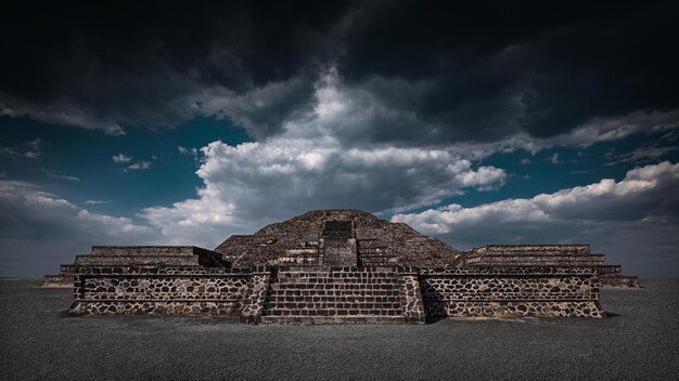 写真 メキシコのテオティワカンのアステカのピラミッド古代都市の劇的な風景